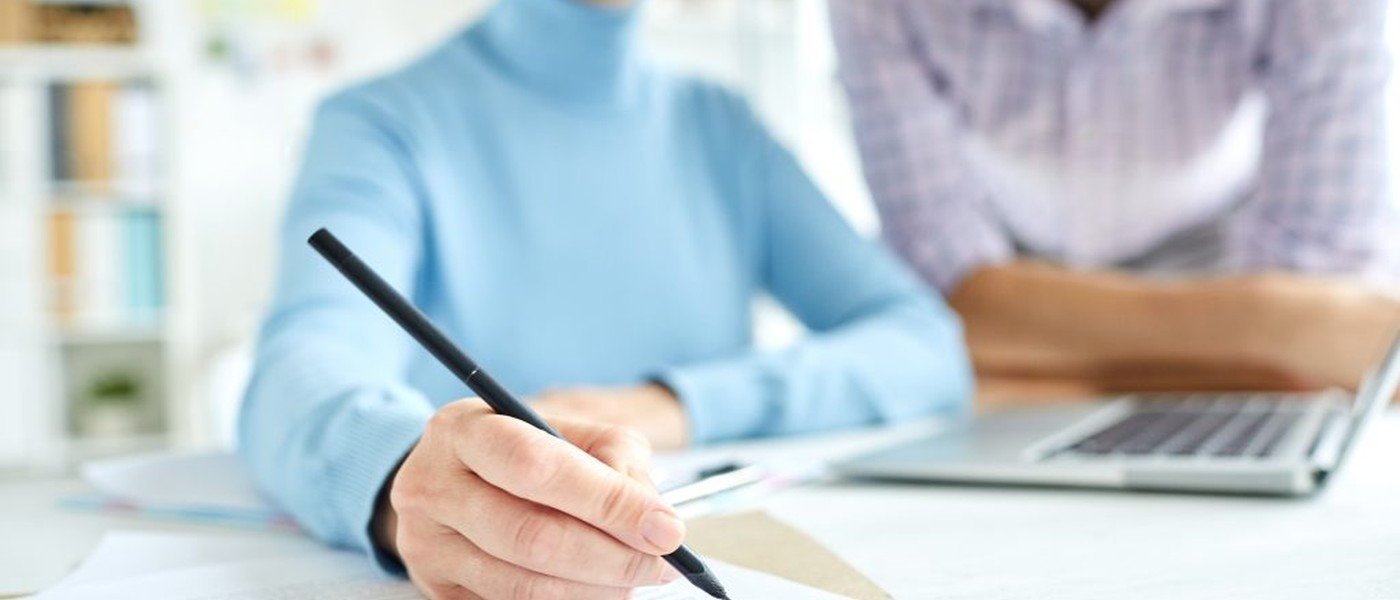 Contrato de anticrético en Bolivia firmado sobre escritorio