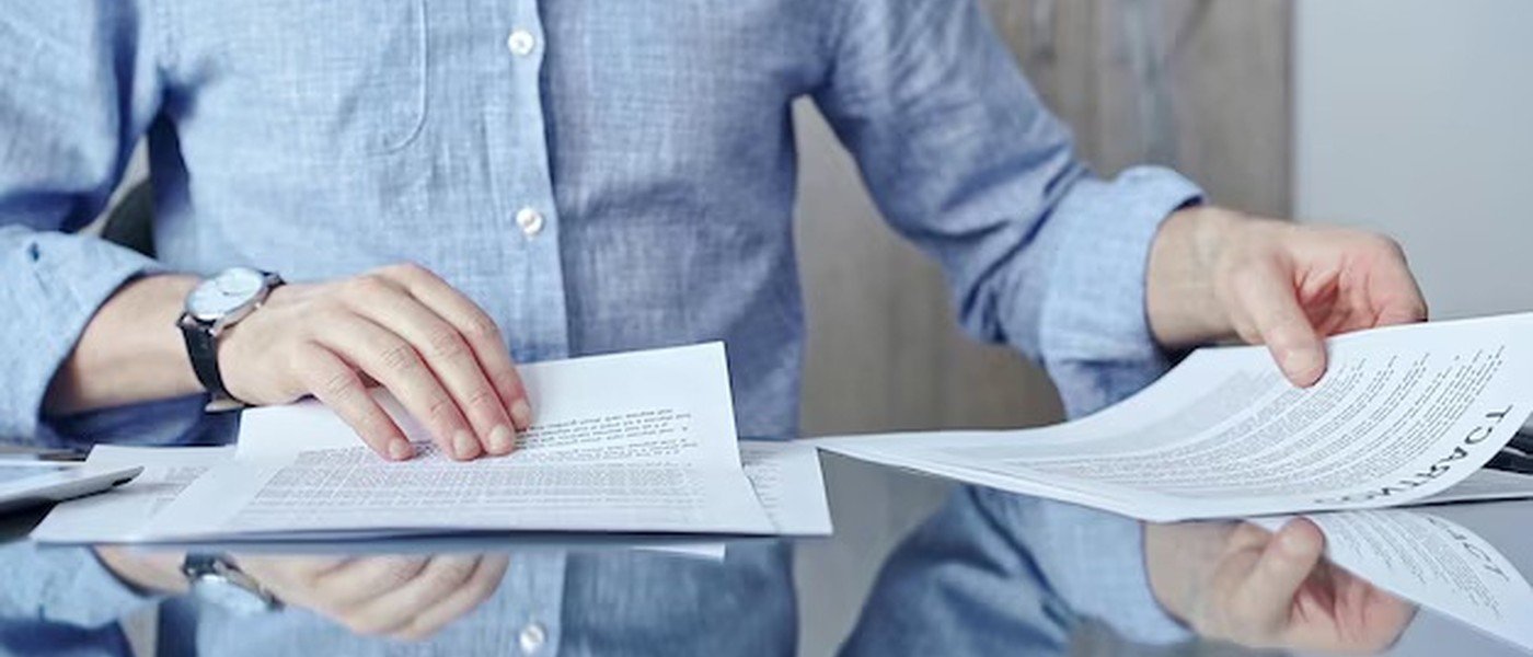 Documentos de crédito hipotecario sobre escritorio en Bolivia