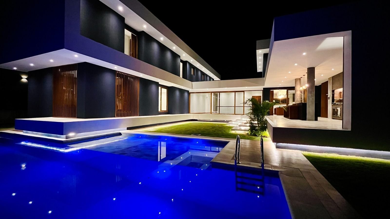 Casa premium en Colinas del Urubó El Paraíso con piscina iluminada
