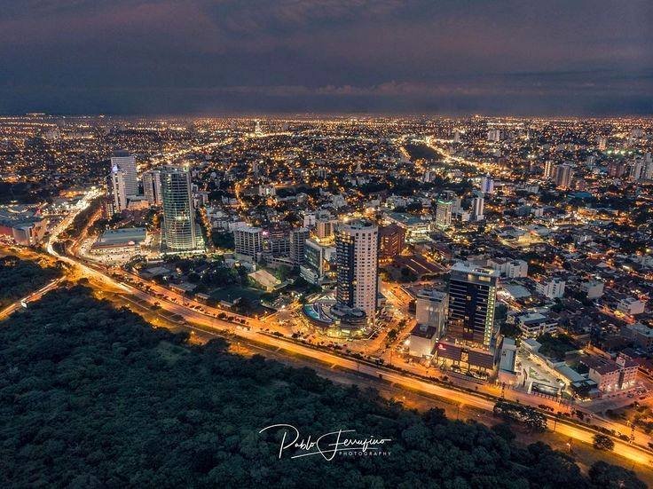 Santa Cruz de la Sierra vista aérea nocturna