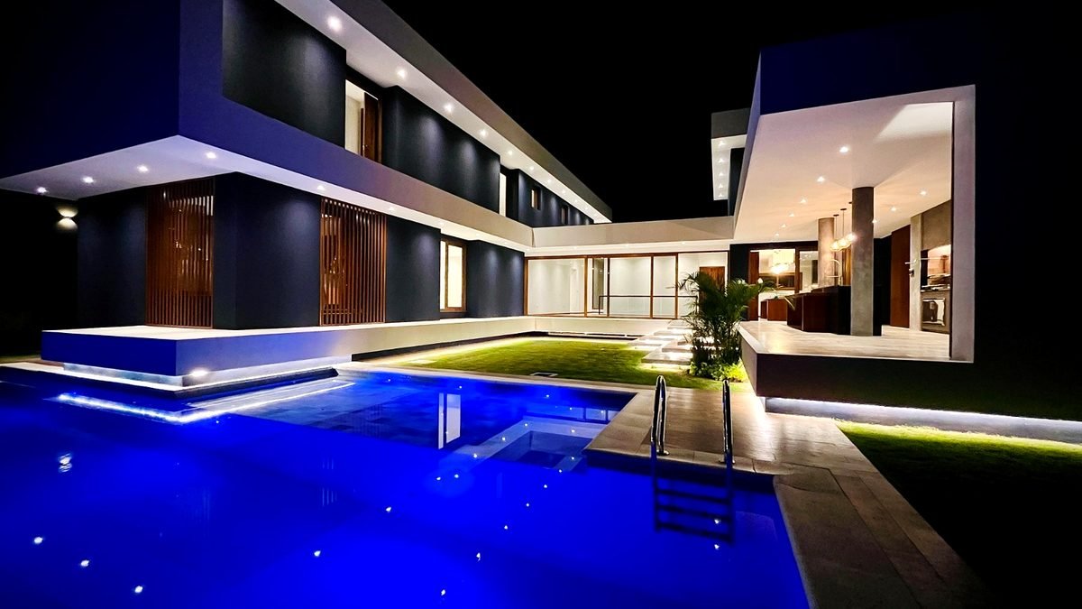 Piscina privada casa de lujo Colinas del Urubó noche